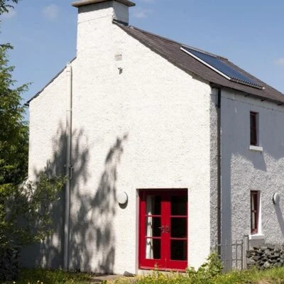 An Creagán (1 bedroom) – Leaghan - House with red doors and white building