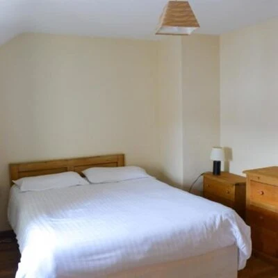 An Creagán (1 bedroom) – Leaghan - Bedroom with bedside table