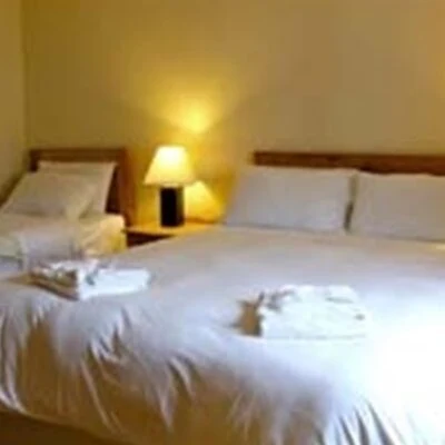 An Creagán (3 bedroom) – Copney - bedroom 2 beds 1 single and 1 double with bedside tables and light