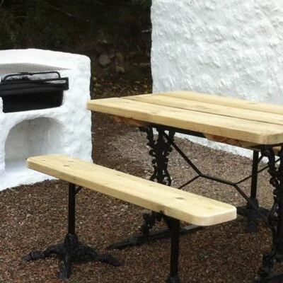 Cobblers Cottage - outdoor table and seats with bbq