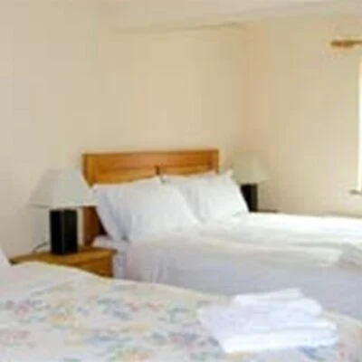 An Creagán (2 bedroom) – Crockmacann - bedroom 2 beds with bedside tables
