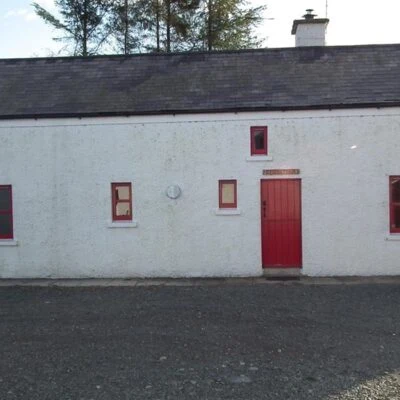 An Creagán (3 bedroom) – Evishatrask - back of the house with red door and trees