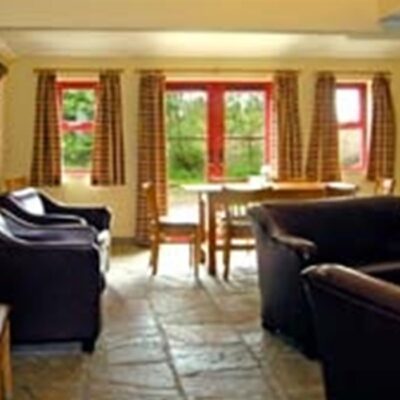 An Creagán (3 bedroom) – Inishtimahon - kitchen space with sofas and dinning table