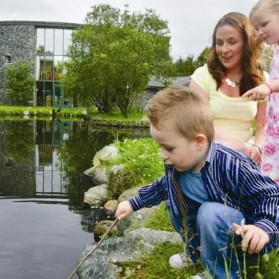 An Creagán (3 bedroom) – Copney - kids playing down near the pond